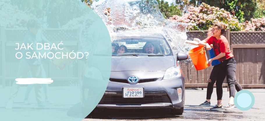 jak dbać o samochód - zdjęć osób wylewających wodę na samochód